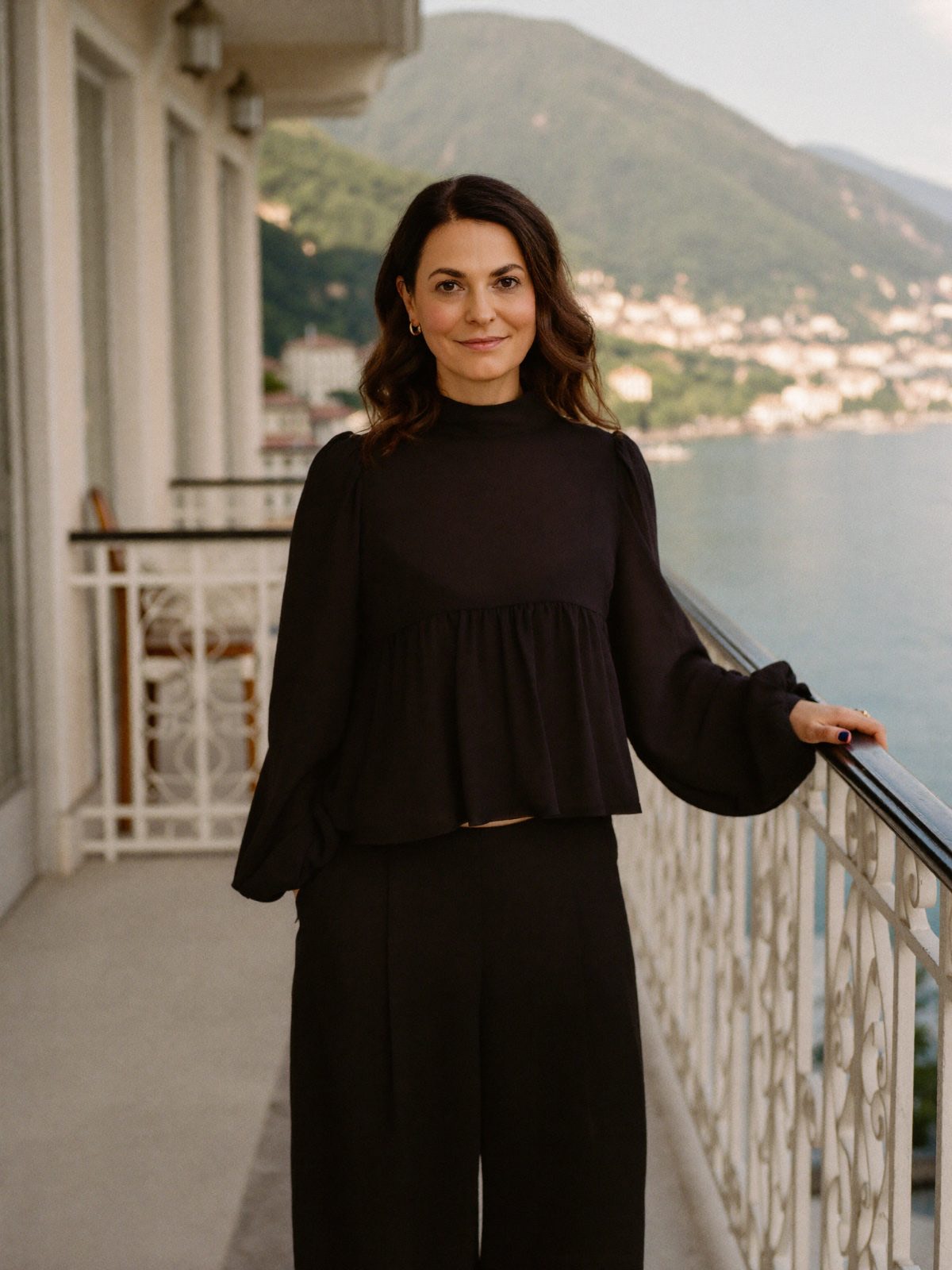 Angelika auf dem Balkon am See